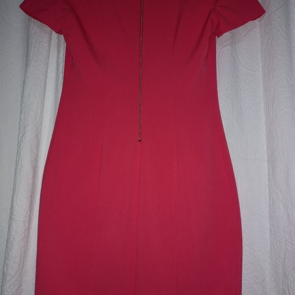 Knees length pink dress with shoulder design. - Picture 3 of 4
